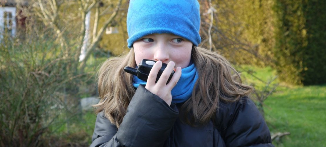 Katharina spricht in ihr Walkie-Talkie. (Foto: dpa)