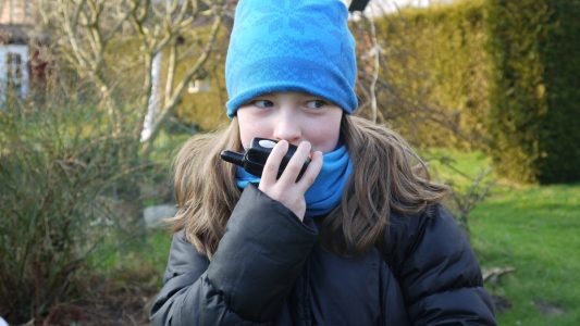 Katharina spricht in ihr Walkie-Talkie. (Foto: dpa)