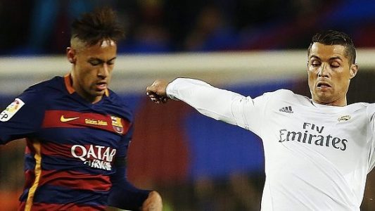 Neymar (links) und Ronaldo kämpfen um den Ball.