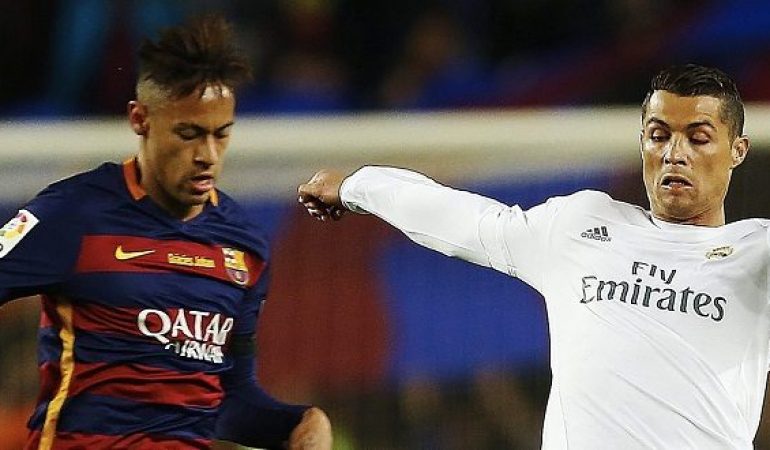Neymar (links) und Ronaldo kämpfen um den Ball.