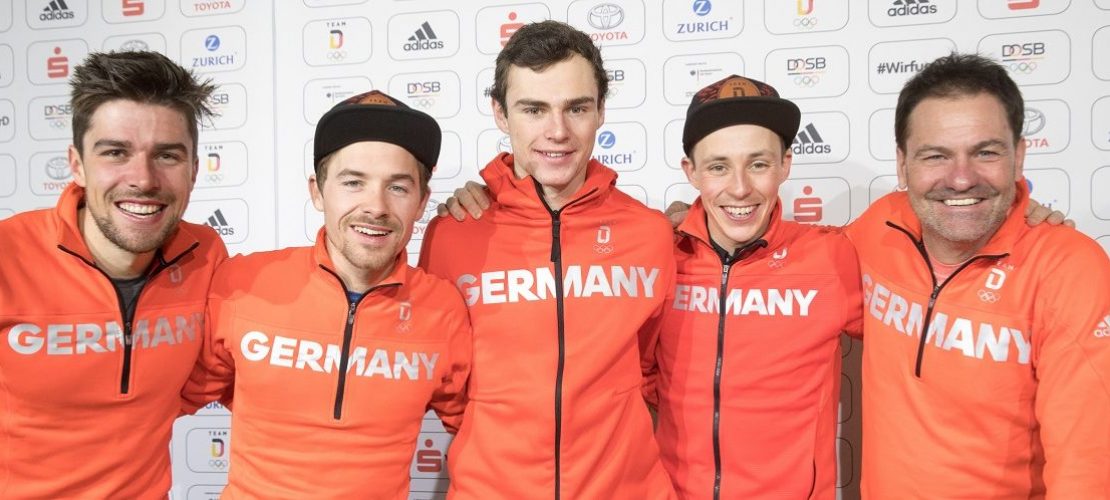 23.02.2018, Südkorea, Pyeongchang: Olympia, Nordische Kombination, DOSB-Pressekonferenz im Deutschen Haus: Die Nordischen Kombinierer Johannes Rydzek (l-r), Fabian Riessle, Vinzenz Geiger und Eric Frenzel stehen mit Bundestrainer Hermann Weinbuch für ein Gruppenbild zusammen. Foto: Michael Kappeler/dpa +++ dpa-Bildfunk +++