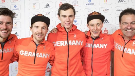 23.02.2018, Südkorea, Pyeongchang: Olympia, Nordische Kombination, DOSB-Pressekonferenz im Deutschen Haus: Die Nordischen Kombinierer Johannes Rydzek (l-r), Fabian Riessle, Vinzenz Geiger und Eric Frenzel stehen mit Bundestrainer Hermann Weinbuch für ein Gruppenbild zusammen. Foto: Michael Kappeler/dpa +++ dpa-Bildfunk +++