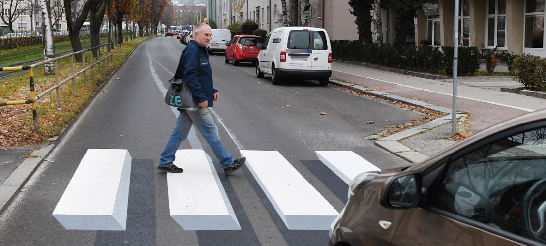 Ein Fußgänger geht über den ersten 3D-Zebrastreifen Österreichs.