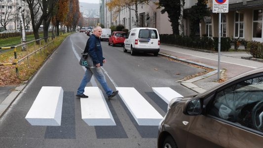 Ein Fußgänger geht über den ersten 3D-Zebrastreifen Österreichs.