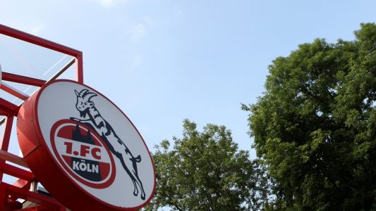 Wer seinen FC-Spielern einmal nahe sein möchte, kann sich ein öffentliches Training am Geißbockheim anschauen. (Foto: dpa)