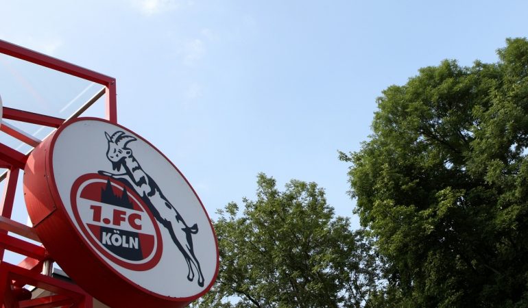 Wer seinen FC-Spielern einmal nahe sein möchte, kann sich ein öffentliches Training am Geißbockheim anschauen. (Foto: dpa)