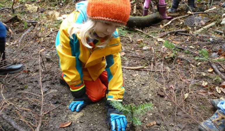 Ein Mädchen pflanzt einen kleinen Baum. Plant for Planet organisiert viele Veranstaltungen, bei denen Kinder mehr über Bäume und das Klima erfahren. (Foto: Plant for the Planet)