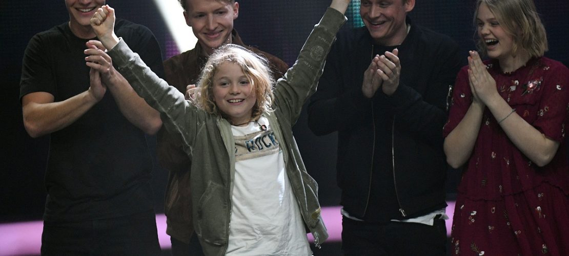 Der Pate Wincent Weiss, Kandidat Leon, Pate Matthias Schweighöfer und Kandidatin Julia (l-r) bejubeln beim Finale der KIKA Castingshow 