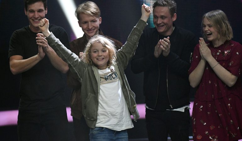 Der Pate Wincent Weiss, Kandidat Leon, Pate Matthias Schweighöfer und Kandidatin Julia (l-r) bejubeln beim Finale der KIKA Castingshow 