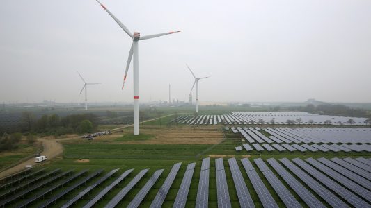 Eine Solaranlage und Windräder sind am 25.04.2015 in Büttel, Schleswig-Holstein, zu sehen.