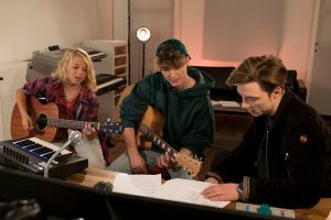 Roman und Heiko Lochmann unterstützen den Kandidaten Jonah bei der Sendung "Dein Song". (Foto: dpa)