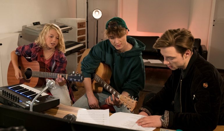 Roman und Heiko Lochmann unterstützen den Kandidaten Jonah bei der Sendung 