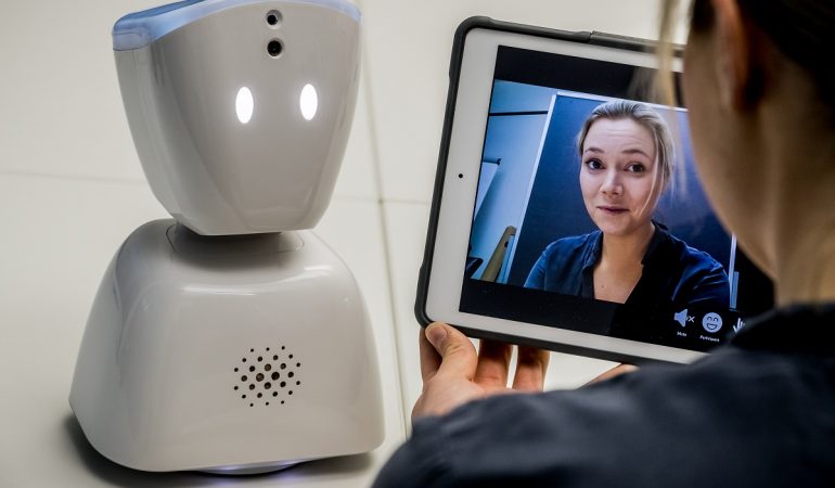 Die norwegische Entwicklerin Karen Dolva zeigt am 07.03.2018 ihren Roboter AV1 in Berlin. (Foto: dpa)
