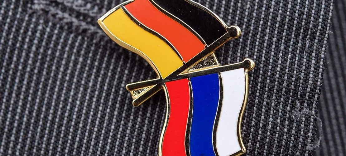 Brandenburg, Trebnitz: ein Mann trägt einen Anstecker mit einer kleinen deutschen und russischen Flagge als Verbundenheit zwischen den beiden Ländern an seinem Sakko.