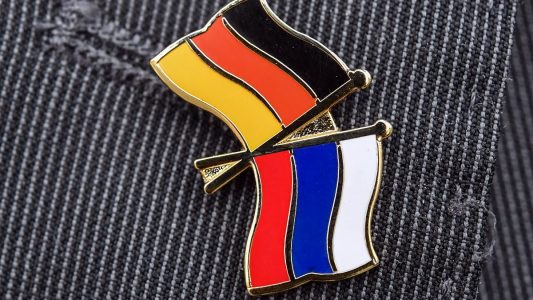 Brandenburg, Trebnitz: ein Mann trägt einen Anstecker mit einer kleinen deutschen und russischen Flagge als Verbundenheit zwischen den beiden Ländern an seinem Sakko.