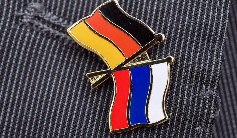 Brandenburg, Trebnitz: ein Mann trägt einen Anstecker mit einer kleinen deutschen und russischen Flagge als Verbundenheit zwischen den beiden Ländern an seinem Sakko.