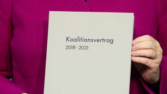 Bundeskanzlerin Angela Merkel (CDU) hält im Paul-Löbe-Haus den unterschriebenen Koalitionsvertrag in den Händen. (Foto: dpa)
