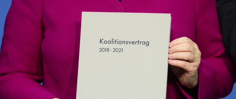 Bundeskanzlerin Angela Merkel (CDU) hält im Paul-Löbe-Haus den unterschriebenen Koalitionsvertrag in den Händen. (Foto: dpa)