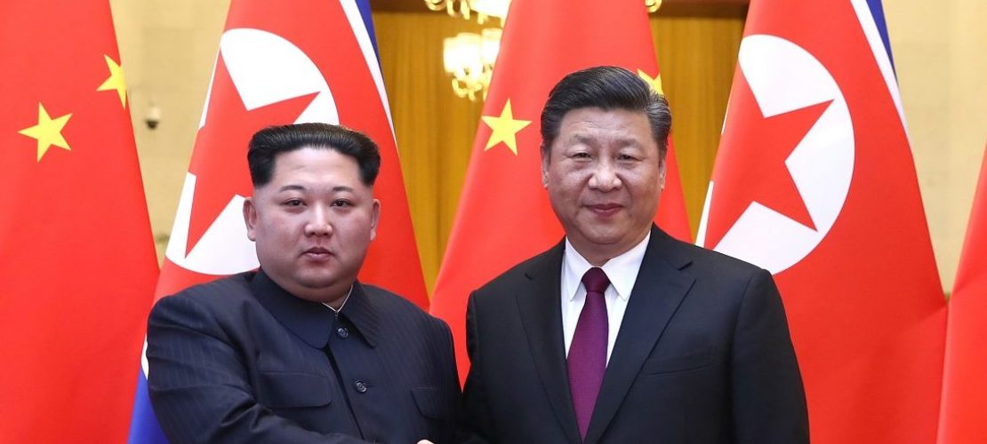 Links im Bild ist Kim Jong Un zu sehen, daneben steht Xi Jinping. Foto: Ju Peng/XinHua/dpa