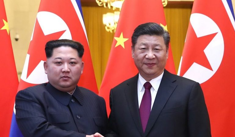 Links im Bild ist Kim Jong Un zu sehen, daneben steht Xi Jinping. Foto: Ju Peng/XinHua/dpa
