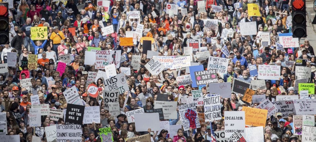 In vielen Städten in den USA sind am Wochenende Menschen auf die Straße gegangen, um gegen Waffengewalt zu demonstrieren. Foto: Steve Schaefer/Atlanta Journal-Constitution/AP/dpa