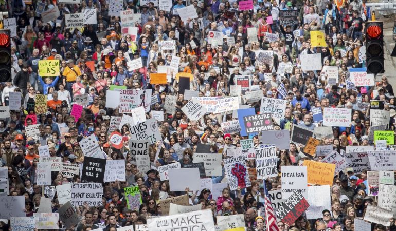 In vielen Städten in den USA sind am Wochenende Menschen auf die Straße gegangen, um gegen Waffengewalt zu demonstrieren. Foto: Steve Schaefer/Atlanta Journal-Constitution/AP/dpa