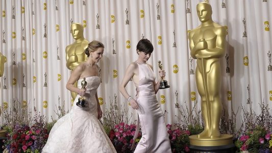 Die US-Schauspielerinnen Jennifer Lawrence (links) und Anne Hathaway (rechts) halten ihre Oscars als Beste Schauspielerin beziehungsweise Beste Nebendarstellerin bei den 85. Academy Awards im Dolby Theater in Hollywood, Kalifornien, USA, am 24. Februar 2013. (Foto: EPA/PAUL BUCK)