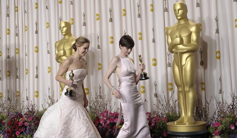 Die US-Schauspielerinnen Jennifer Lawrence (links) und Anne Hathaway (rechts) halten ihre Oscars als Beste Schauspielerin beziehungsweise Beste Nebendarstellerin bei den 85. Academy Awards im Dolby Theater in Hollywood, Kalifornien, USA, am 24. Februar 2013. (Foto: EPA/PAUL BUCK)