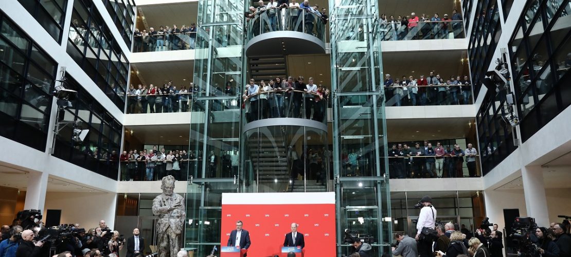 Der Chef der Mandatsprüfungs- und Zählkommission, Schatzmeister Dietmar Nietan (l) und Olaf Scholz, stellvertretender SPD-Vorsitzender und Erster Bürgermeister von Hamburg, verkünden das Ergebnis des SPD-Mitgliedervotums in der SPD-Zentrale. (Foto: dpa)