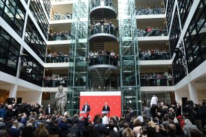 Der Chef der Mandatsprüfungs- und Zählkommission, Schatzmeister Dietmar Nietan (l) und Olaf Scholz, stellvertretender SPD-Vorsitzender und Erster Bürgermeister von Hamburg, verkünden das Ergebnis des SPD-Mitgliedervotums in der SPD-Zentrale. (Foto: dpa)