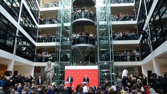 Der Chef der Mandatsprüfungs- und Zählkommission, Schatzmeister Dietmar Nietan (l) und Olaf Scholz, stellvertretender SPD-Vorsitzender und Erster Bürgermeister von Hamburg, verkünden das Ergebnis des SPD-Mitgliedervotums in der SPD-Zentrale. (Foto: dpa)
