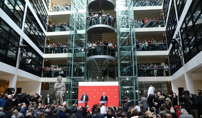 Der Chef der Mandatsprüfungs- und Zählkommission, Schatzmeister Dietmar Nietan (l) und Olaf Scholz, stellvertretender SPD-Vorsitzender und Erster Bürgermeister von Hamburg, verkünden das Ergebnis des SPD-Mitgliedervotums in der SPD-Zentrale. (Foto: dpa)