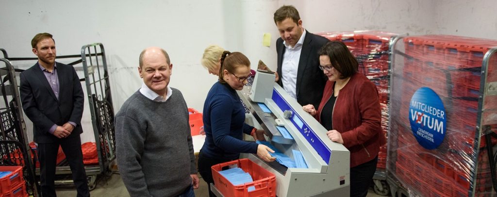Olaf Scholz (l-r), Kommissarischer Parteivorsitzender der SPD, Lars Klingbeil, SPD-Generalsekretär, und Andrea Nahles, Fraktionsvorsitzende der SPD-Bundestagsfraktion, beobachten in der SPD-Parteizentrale, dem Willy-Brandt-Haus das öffnen der Briefwahlunterlagen zum Mitgliedervotum der Parteimitglieder zur großen Koalition mit CDU und CSU. (Foto: dpa)