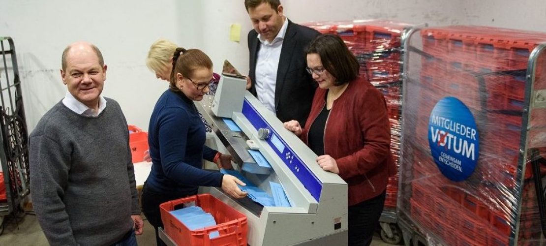 Olaf Scholz (l-r), Kommissarischer Parteivorsitzender der SPD, Lars Klingbeil, SPD-Generalsekretär, und Andrea Nahles, Fraktionsvorsitzende der SPD-Bundestagsfraktion, beobachten in der SPD-Parteizentrale, dem Willy-Brandt-Haus das öffnen der Briefwahlunterlagen zum Mitgliedervotum der Parteimitglieder zur großen Koalition mit CDU und CSU. (Foto: dpa)