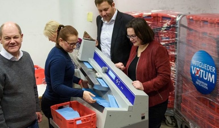 Olaf Scholz (l-r), Kommissarischer Parteivorsitzender der SPD, Lars Klingbeil, SPD-Generalsekretär, und Andrea Nahles, Fraktionsvorsitzende der SPD-Bundestagsfraktion, beobachten in der SPD-Parteizentrale, dem Willy-Brandt-Haus das öffnen der Briefwahlunterlagen zum Mitgliedervotum der Parteimitglieder zur großen Koalition mit CDU und CSU. (Foto: dpa)