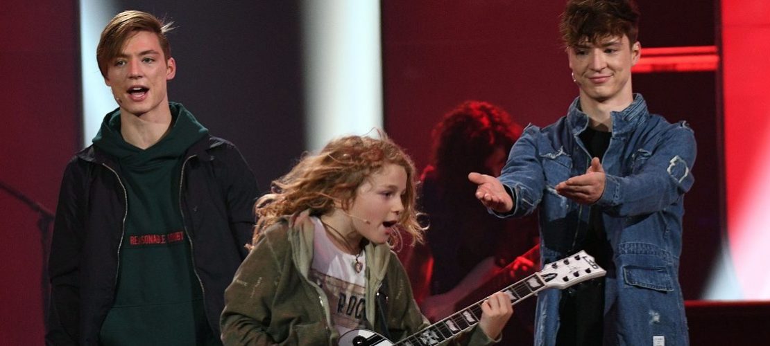 Der Kandidat Jonah (m) und seine Paten, Die Lochis, stehen beim Finale der KIKA Castingshow 