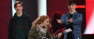 Der Kandidat Jonah (m) und seine Paten, Die Lochis, stehen beim Finale der KIKA Castingshow "Dein Song" auf der Bühne. (Foto: dpa)