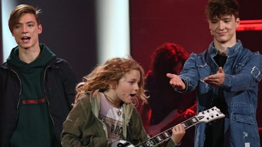 Der Kandidat Jonah (m) und seine Paten, Die Lochis, stehen beim Finale der KIKA Castingshow 