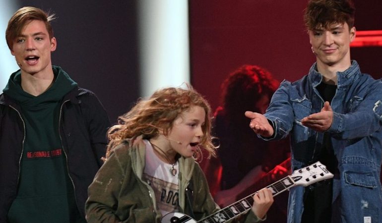 Der Kandidat Jonah (m) und seine Paten, Die Lochis, stehen beim Finale der KIKA Castingshow 