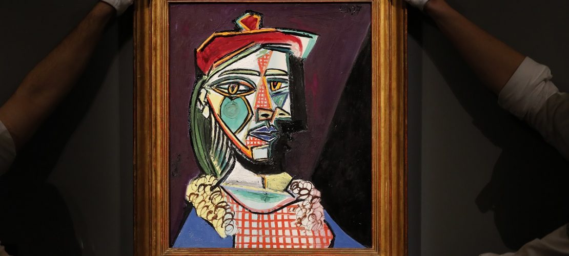 Mitarbeiter des Auktionshauses Sotheby's zeigen ein Portrait des spanischen Künstlers Pablo Picasso mit dem Titel 
