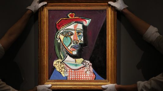 Mitarbeiter des Auktionshauses Sotheby's zeigen ein Portrait des spanischen Künstlers Pablo Picasso mit dem Titel 