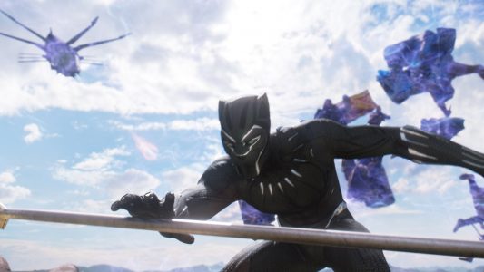 Undatierte Filmszene: Black Panther (Chadwick Boseman) in einer Szene des Films «Black Panther». (Foto: dpa)