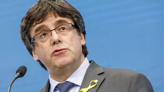 Archiv: Carles Puigdemont, ehemaliger Präsident der spanischen Region Katalonien hält eine Rede. (Foto: dpa)
