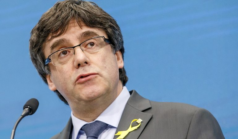 Archiv: Carles Puigdemont, ehemaliger Präsident der spanischen Region Katalonien hält eine Rede. (Foto: dpa)