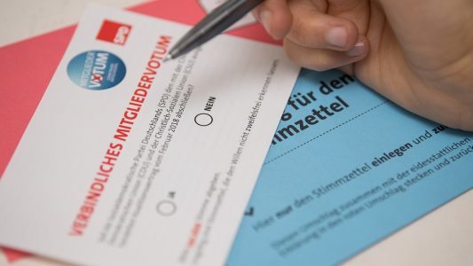 Ein SPD-Mitglied schaut sich seine Unterlagen für das SPD-Mitgliedervotum zur Bildung einer Großen Koalition (Groko) mit der Union an.
