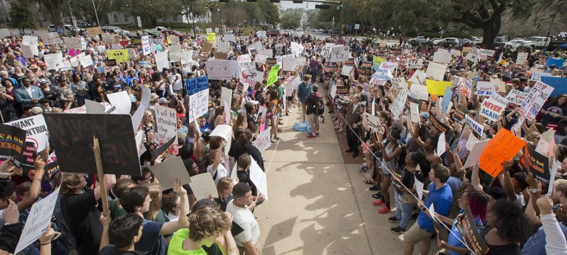 Eine Woche nach dem Massaker an einer der Stoneman Douglas High School in Florida mit 17 Toten haben tausende Schüler in dem südlichen Bundesstaat für eine Verschärfung des US-Waffenrechts demonstriert. (Foto: dpa)