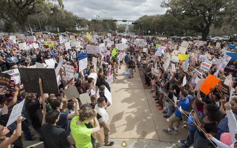 Eine Woche nach dem Massaker an einer der Stoneman Douglas High School in Florida mit 17 Toten haben tausende Schüler in dem südlichen Bundesstaat für eine Verschärfung des US-Waffenrechts demonstriert. (Foto: dpa)