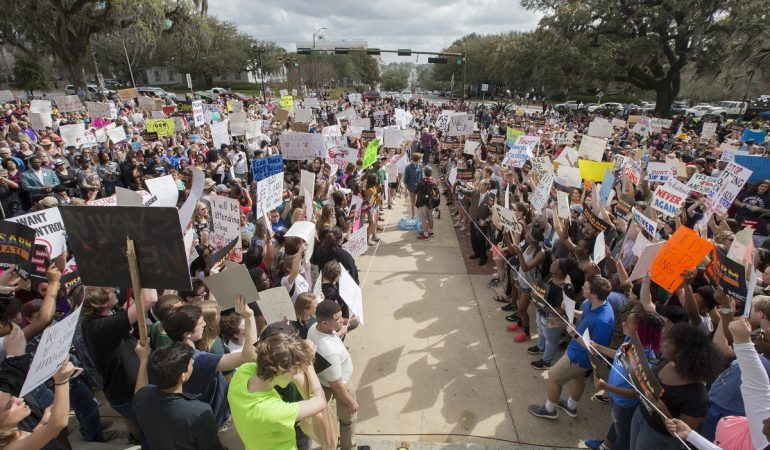 Eine Woche nach dem Massaker an einer der Stoneman Douglas High School in Florida mit 17 Toten haben tausende Schüler in dem südlichen Bundesstaat für eine Verschärfung des US-Waffenrechts demonstriert. (Foto: dpa)