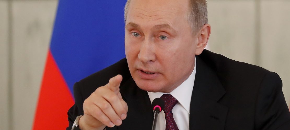 Wladimir Putin, Präsident von Russland, spricht zu Mitarbeitern des Almasow-Medizinforschungszentrums. Foto: Anatoly Maltsev/POOL EPA/AP/dpa