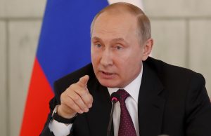 Wladimir Putin, Präsident von Russland, spricht zu Mitarbeitern des Almasow-Medizinforschungszentrums. Foto: Anatoly Maltsev/POOL EPA/AP/dpa